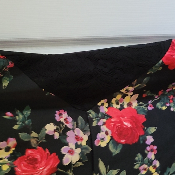 Light scuba material plus size dress with lace sleeves and side cutouts 3x - Picture 3 of 4